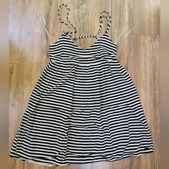 Rip Curl dress, black and white stripes, size 8 - Picture 3 of 9